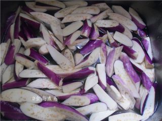 3、鱼香茄子煲,用清水浸泡片刻