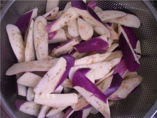 4、鱼香茄子煲,捞起挤干水分