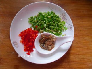 5、鱼香茄子煲,辣椒洗净切碎，马鲛鱼用开水洗净切粒