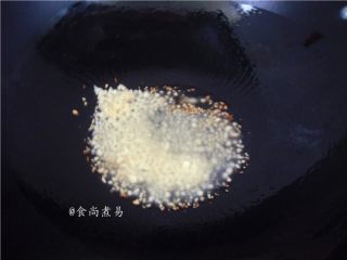 6、鱼香茄子煲,热锅，倒入比平时炒菜多一半的油，下蒜蓉爆香