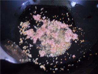 7、鱼香茄子煲,倒入肉沫煸出香味