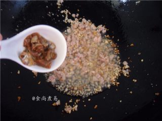 8、鱼香茄子煲,倒入咸鱼粒煸干水份