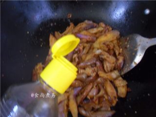 11、鱼香茄子煲,炒至绵软，调入酱油，盐