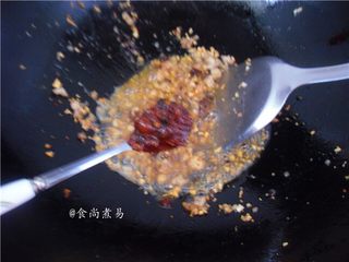 9、鱼香茄子煲,调入一勺豆瓣酱