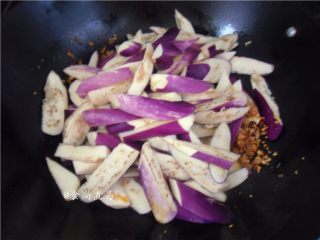 10、鱼香茄子煲,倒入茄子保持大火煸炒