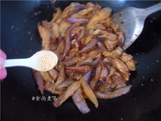 12、鱼香茄子煲,调入白糖，鸡粉、翻炒均匀