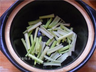13、鱼香茄子煲,芹菜洗净切段，砂锅内刷一层油，将芹菜段铺在上面