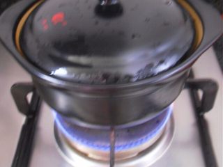 14、鱼香茄子煲,茄子盛入砂锅中，遮上盖子，再煲5分钟左右