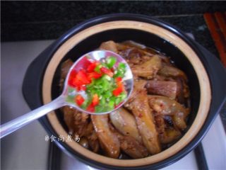 15、鱼香茄子煲,关火，打开盖子，撒下辣椒碎