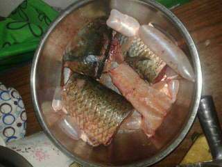 1、炸鱼丸,草鱼洗干净，切下鱼片