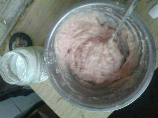 2、炸鱼丸,鱼片剁成泥，加盐，蛋清，淀粉，姜末搅拌均匀