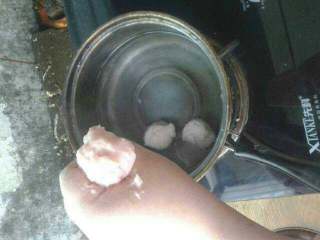 3、炸鱼丸,然后轻轻抓起一个个捏小丸子