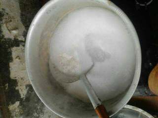 4、炸鱼丸,烧锅开水，一个个捏好的鱼丸放进去煮熟定型，浮起来就行了