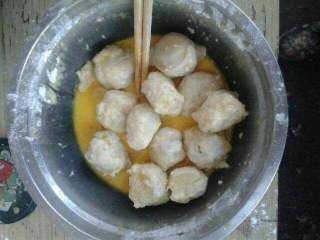 5、炸鱼丸,盘里打两个鸡蛋，一大勺淀粉放鱼丸裹均匀