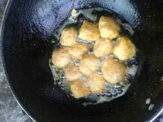 6、炸鱼丸,放锅里炸金黄色，