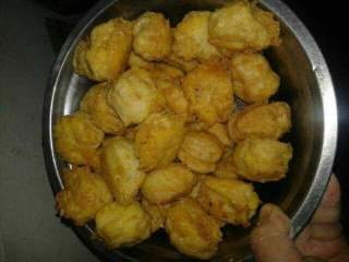 7、炸鱼丸,做好的鱼丸可以用来做火锅吃，或者炒菜。