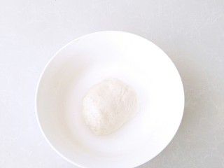 1、蟹壳黄烧饼,中筋面粉150克中倒入热水50克拌匀,再倒入冷水50克,揉成面团,在放入10克的猪油,揉成光滑的面团,包上保鲜膜放入冰箱冷藏30分钟。