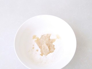 2、蟹壳黄烧饼,中筋面粉90克,放入60克的猪油。