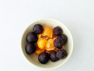 4、蟹壳黄烧饼,准备豆沙和蛋黄。