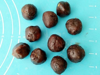 6、蟹壳黄烧饼,收圆,做好蛋黄豆沙包备用。