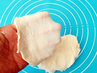 7、蟹壳黄烧饼,醒过的烫面油皮,自然出膜。