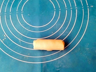 13、蟹壳黄烧饼,卷起来,以此类推做好全部的剂子。