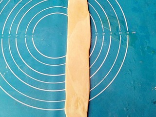 15、蟹壳黄烧饼,再次擀成长蛇状。