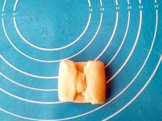 19、蟹壳黄烧饼,两头对折。