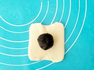 20、蟹壳黄烧饼,用擀面杖擀扁,中间放入馅。