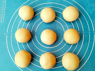 22、蟹壳黄烧饼,以此类推做完全部的剂子。