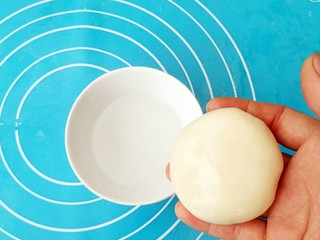 24、蟹壳黄烧饼,取一个生胚,酌上适量清水。