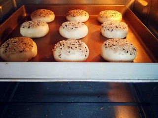 28、蟹壳黄烧饼,烤箱预热中层,上火200度,下火180度25分钟。