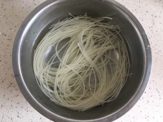 1、清火米线 菊花脑肉沫米线,米线用水泡软