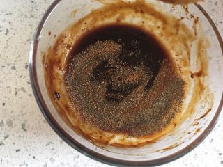 2、清火米线 菊花脑肉沫米线,酱料倒入搅拌均匀