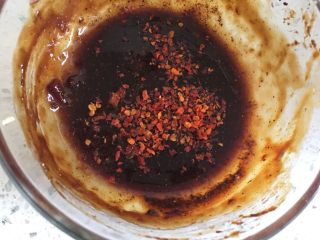 3、清火米线 菊花脑肉沫米线,加入辣椒粉搅拌