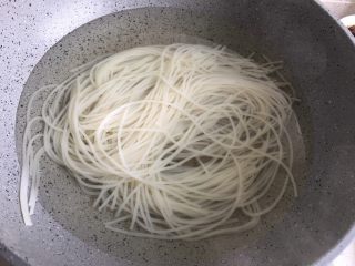 5、清火米线 菊花脑肉沫米线,米线倒入沸水中煮开，加入菊花脑