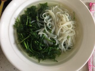 6、清火米线 菊花脑肉沫米线,盛出