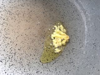 7、清火米线 菊花脑肉沫米线,热锅倒油加入生姜