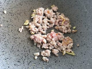 9、清火米线 菊花脑肉沫米线,翻炒