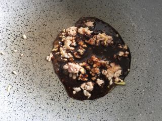 10、清火米线 菊花脑肉沫米线,加入酱料