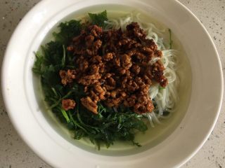 12、清火米线 菊花脑肉沫米线,倒入碗中