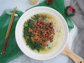 13、清火米线 菊花脑肉沫米线,美味就完成啦！ 大家喜欢我的菜谱记得点赞和收藏哦！ 欢迎评论留下您的宝贵意见！ 谢谢啦！