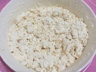 2、荷叶饼鸡肉蔬菜卷,如图加入热水和成絮状