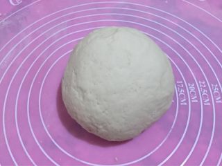 3、荷叶饼鸡肉蔬菜卷,如图加适量冷水和成面团