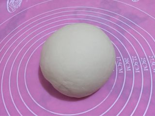 4、荷叶饼鸡肉蔬菜卷,如图醒3-5分钟再揉第二次