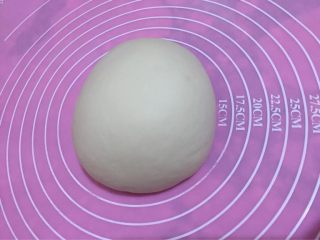 5、荷叶饼鸡肉蔬菜卷,如图醒3-5分钟再揉第三次，这样的面团更佳劲道，盖好保鲜膜醒30分钟。