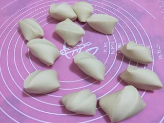 6、荷叶饼鸡肉蔬菜卷,醒好的面团揉成长条，分成均匀的小面团