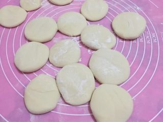 7、荷叶饼鸡肉蔬菜卷,如图撒薄面按压成饼