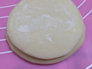 8、荷叶饼鸡肉蔬菜卷,如图取一个小面团，刷油，边角也要刷到，再摞上一个小面团