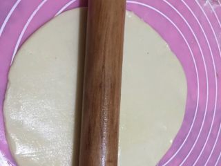 9、荷叶饼鸡肉蔬菜卷,如图用擀面杖擀开，越薄越好